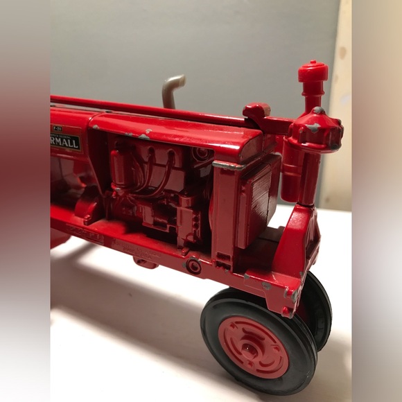 ERTL 1:16 Scale McCormick Deering Farmall F-20 Tractor - Picture 7 of 9